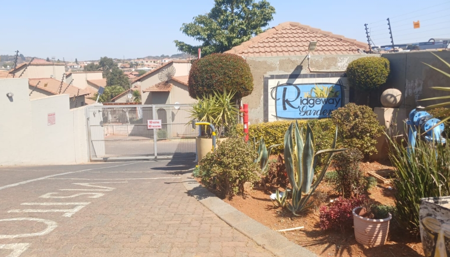 4 Bedroom Property for Sale in Mondeor Gauteng