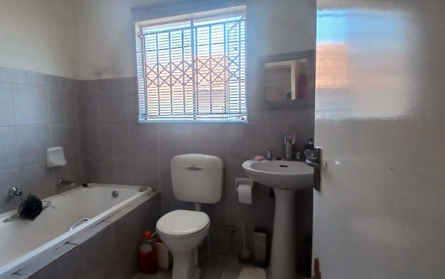 4 Bedroom Property for Sale in Mondeor Gauteng