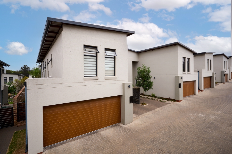 4 Bedroom Property for Sale in Crowthorne AH Gauteng