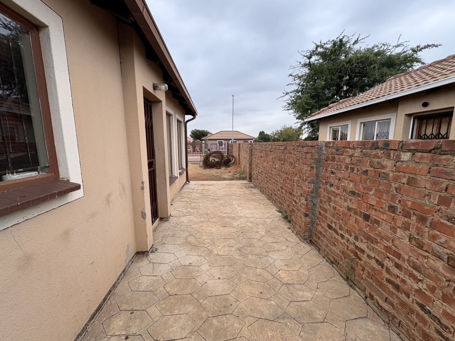 3 Bedroom Property for Sale in Rosslyn Gauteng