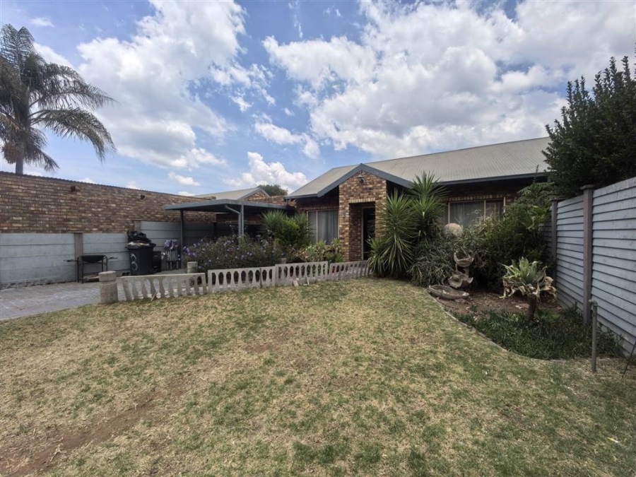 To Let 3 Bedroom Property for Rent in Mountain View Gauteng