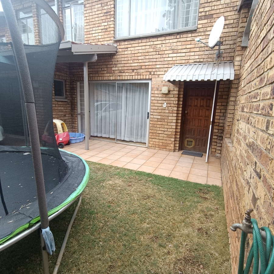 To Let 3 Bedroom Property for Rent in Victory Park Gauteng