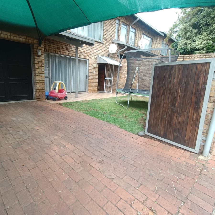 To Let 3 Bedroom Property for Rent in Victory Park Gauteng