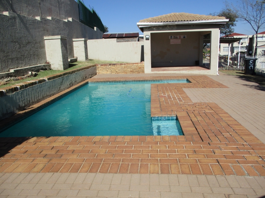 2 Bedroom Property for Sale in Discovery Gauteng