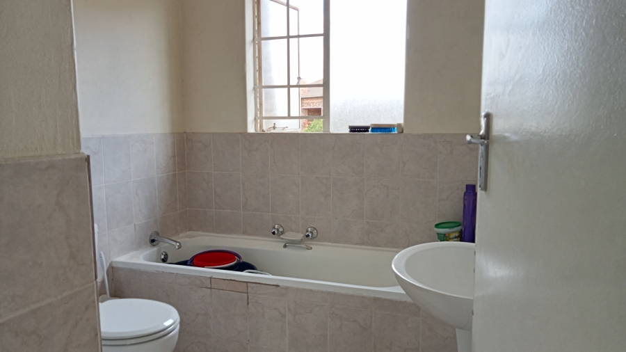 To Let 2 Bedroom Property for Rent in Vorna Valley Gauteng