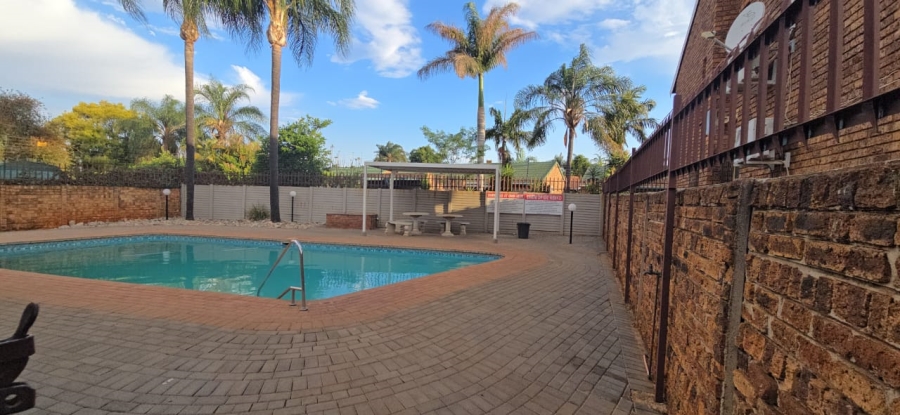 2 Bedroom Property for Sale in Doornpoort Gauteng