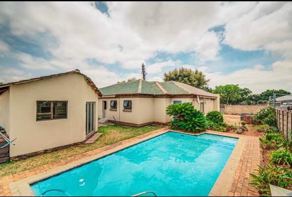 3 Bedroom Property for Sale in Klippoortje Gauteng