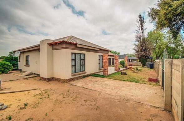 3 Bedroom Property for Sale in Klippoortje Gauteng