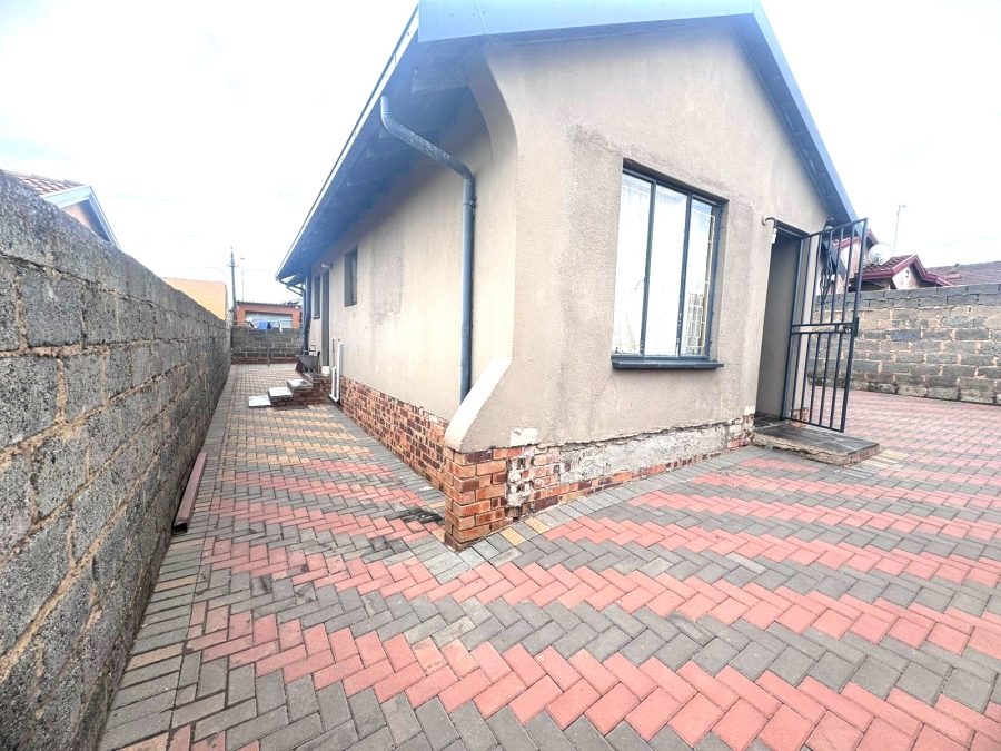 4 Bedroom Property for Sale in Motsu Gauteng