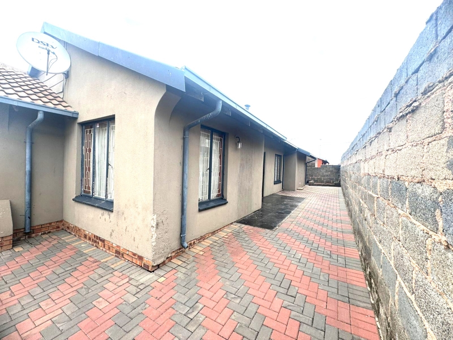 4 Bedroom Property for Sale in Motsu Gauteng