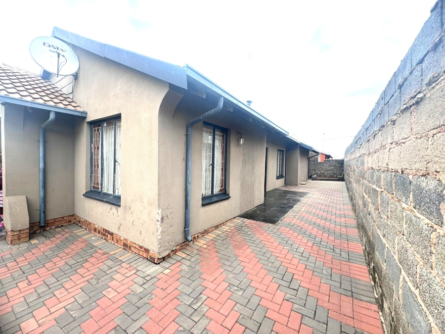 4 Bedroom Property for Sale in Motsu Gauteng