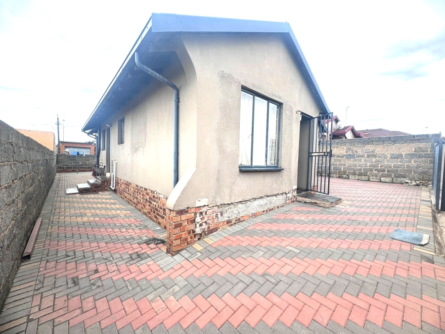 4 Bedroom Property for Sale in Motsu Gauteng