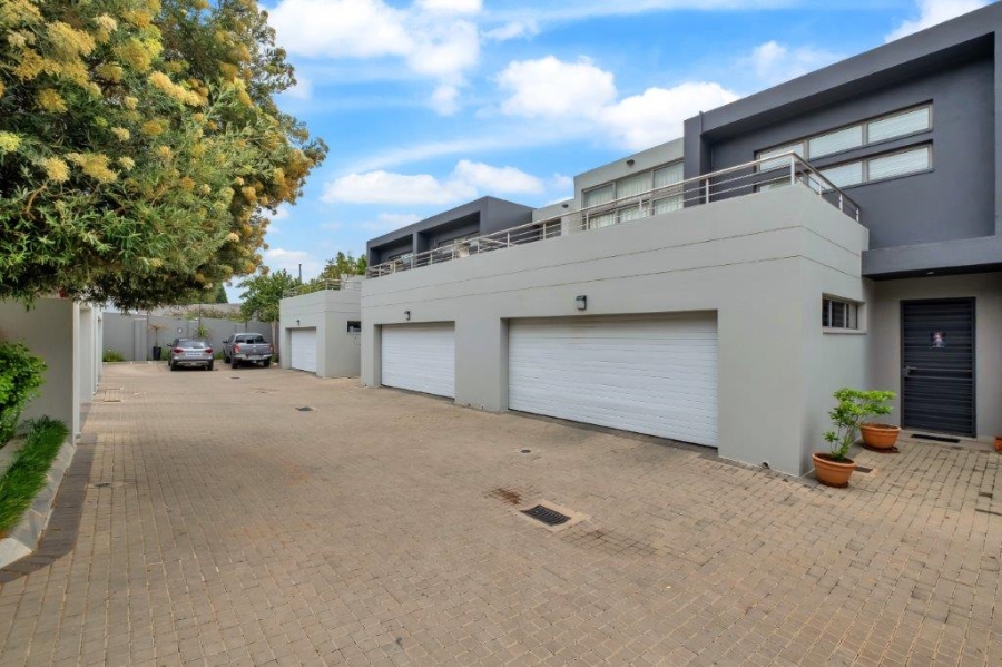 To Let 3 Bedroom Property for Rent in Hurlingham Gauteng