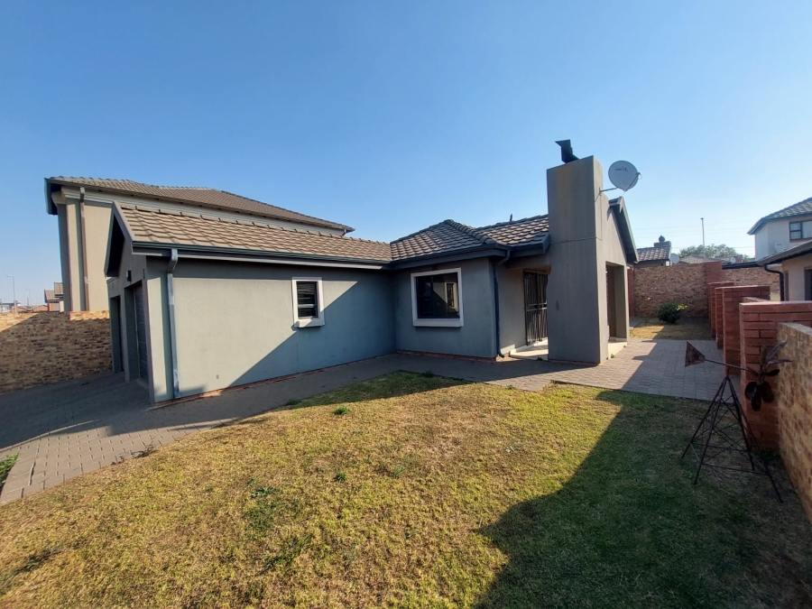 3 Bedroom Property for Sale in Clayville Gauteng