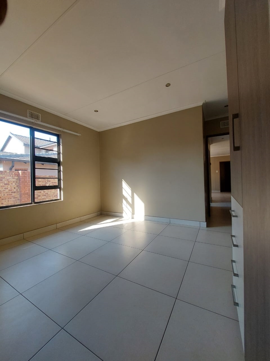 3 Bedroom Property for Sale in Clayville Gauteng