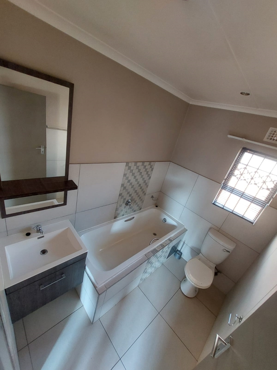 3 Bedroom Property for Sale in Clayville Gauteng