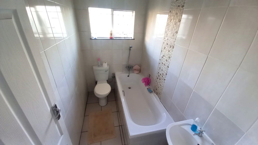 To Let 4 Bedroom Property for Rent in Mayberry Park Gauteng