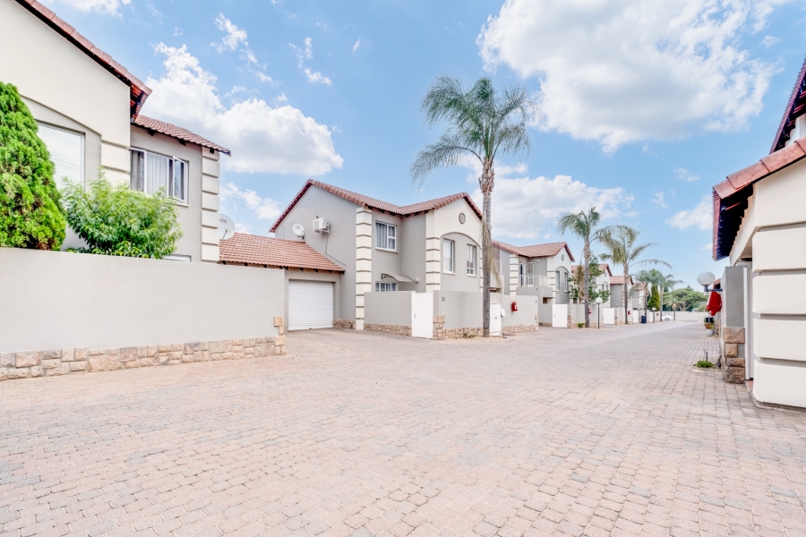 To Let 2 Bedroom Property for Rent in Sunninghill Gauteng