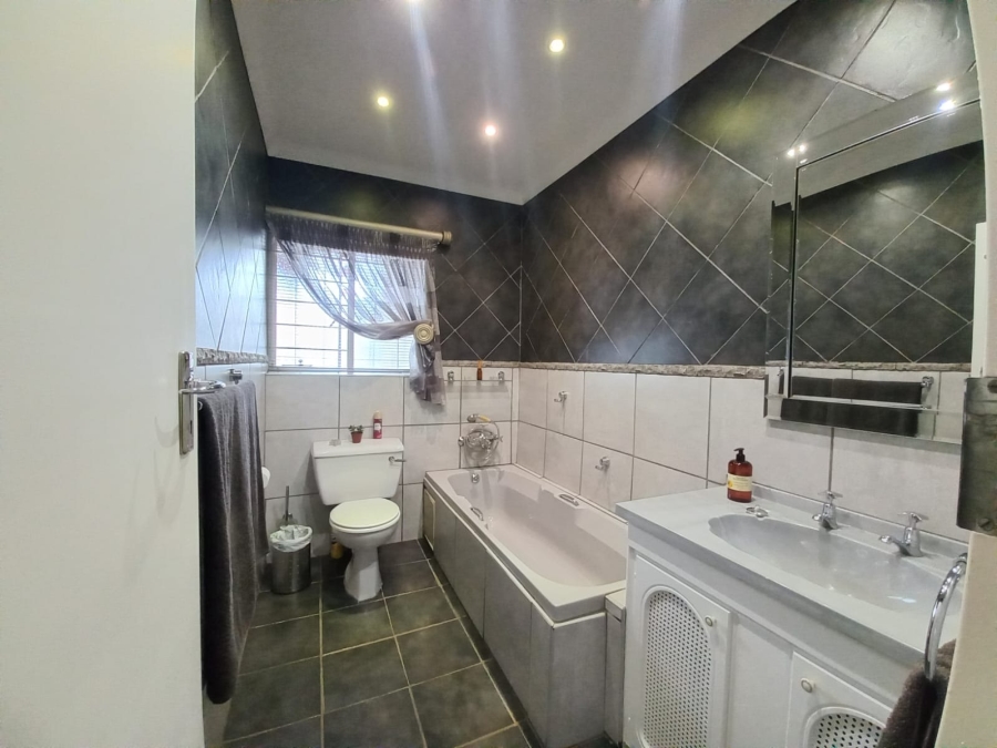 4 Bedroom Property for Sale in Dersley Gauteng