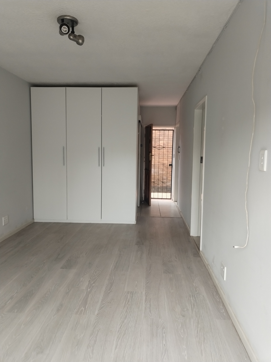 1 Bedroom Property for Sale in Edenvale Central Gauteng