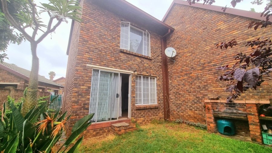 2 Bedroom Property for Sale in Noordwyk Gauteng