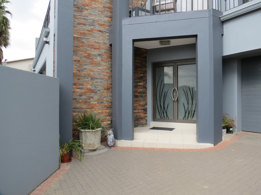 5 Bedroom Property for Sale in Greenstone Hill Gauteng