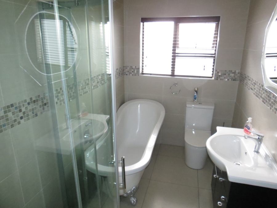 5 Bedroom Property for Sale in Greenstone Hill Gauteng