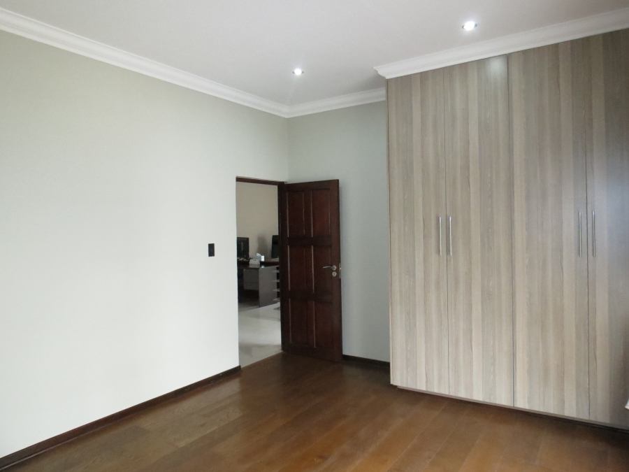 5 Bedroom Property for Sale in Greenstone Hill Gauteng