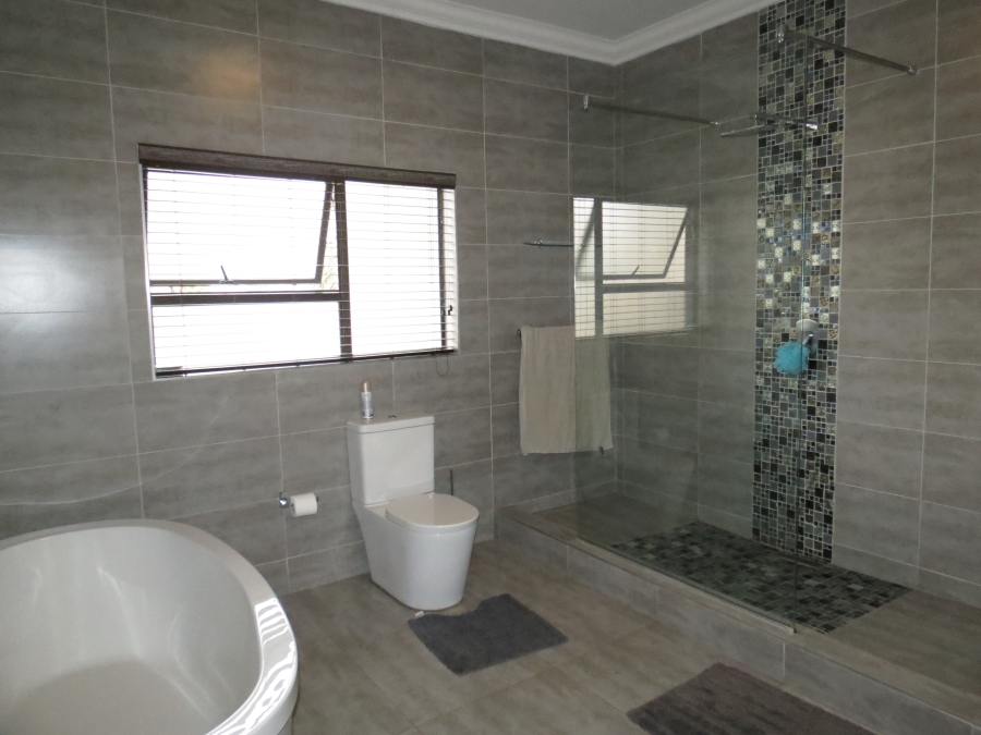 5 Bedroom Property for Sale in Greenstone Hill Gauteng