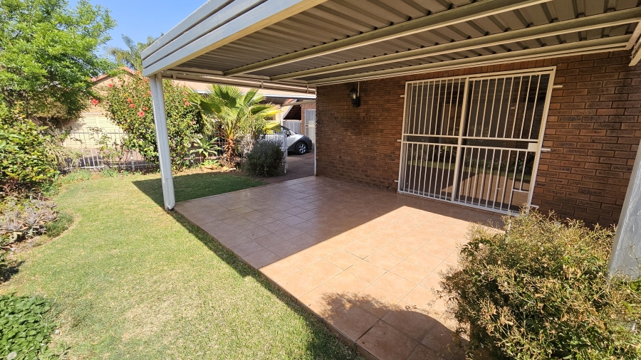 To Let 4 Bedroom Property for Rent in Moreleta Park Gauteng