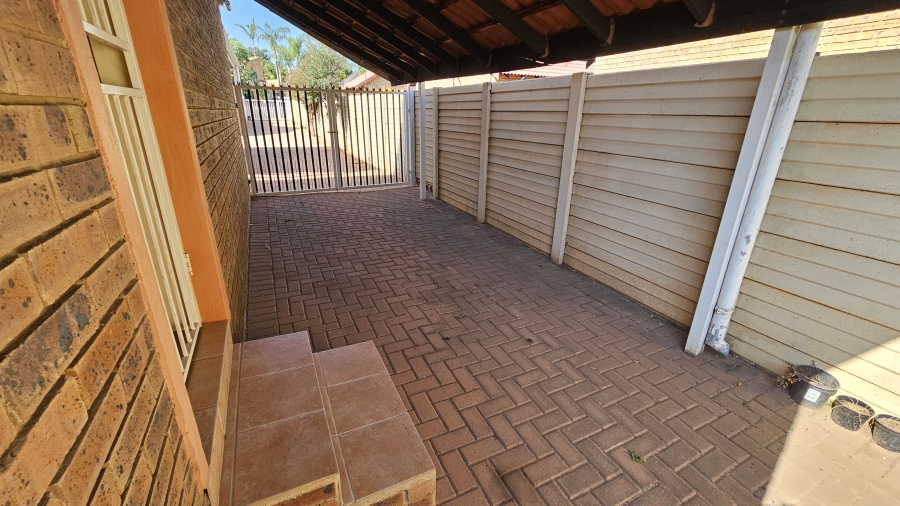 To Let 4 Bedroom Property for Rent in Moreleta Park Gauteng