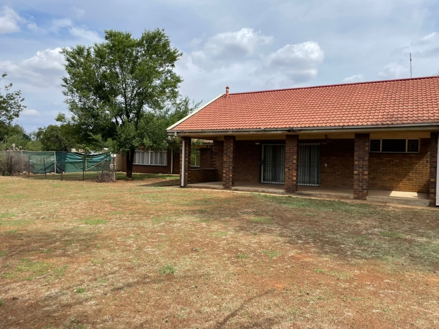 To Let 4 Bedroom Property for Rent in Unitas Park Gauteng