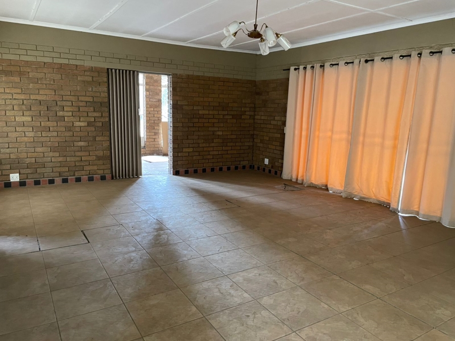 To Let 4 Bedroom Property for Rent in Unitas Park Gauteng