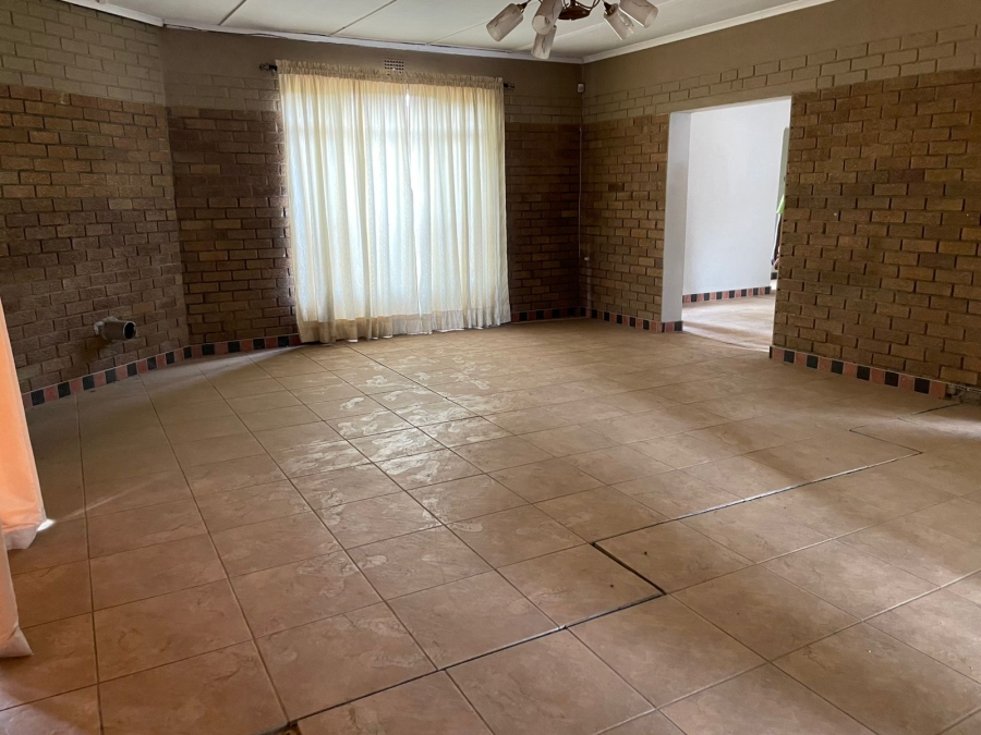 To Let 4 Bedroom Property for Rent in Unitas Park Gauteng