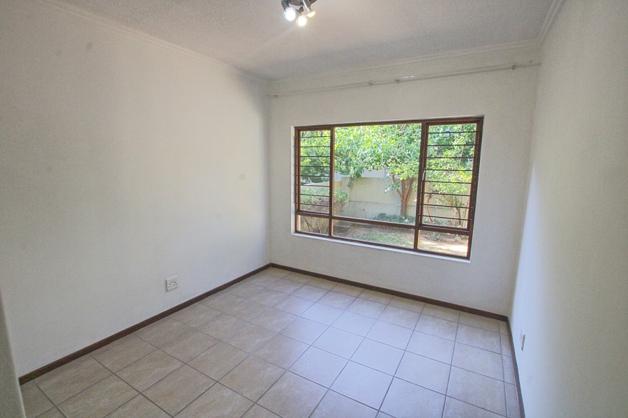 To Let 2 Bedroom Property for Rent in Broadacres Gauteng