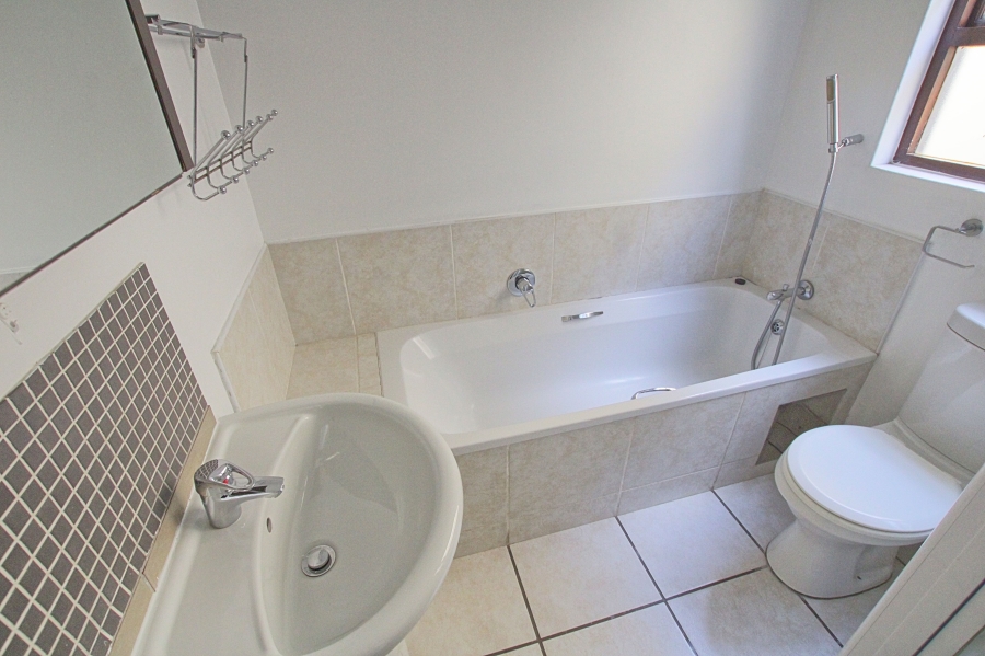 To Let 2 Bedroom Property for Rent in Broadacres Gauteng