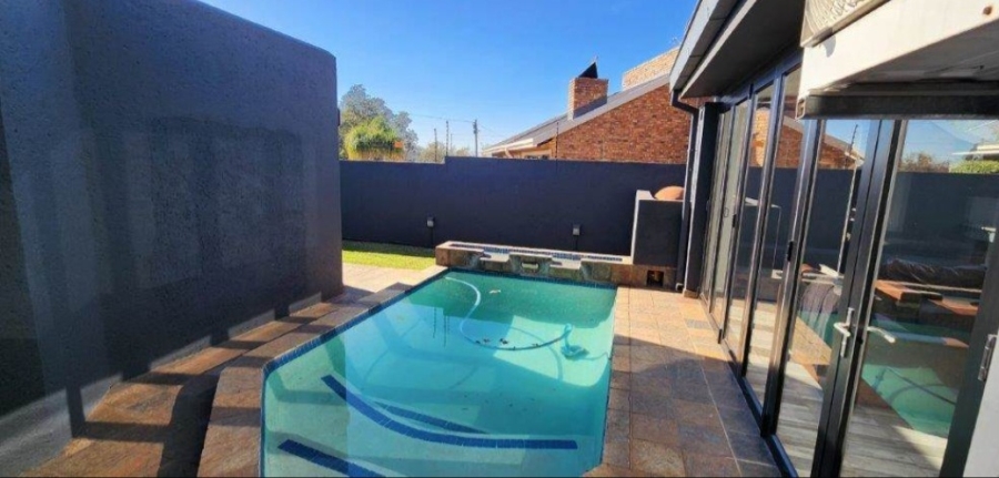 4 Bedroom Property for Sale in Erasmuskloof Gauteng