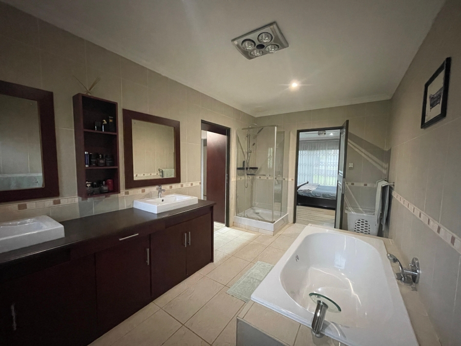 5 Bedroom Property for Sale in Three Rivers East Gauteng