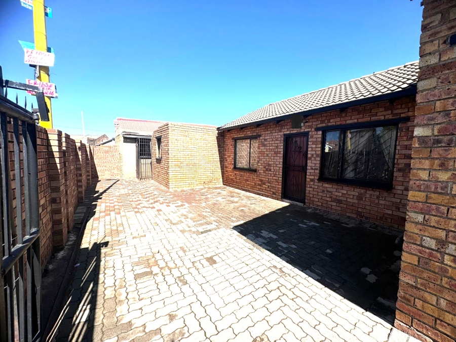 9 Bedroom Property for Sale in Ililiba Gauteng