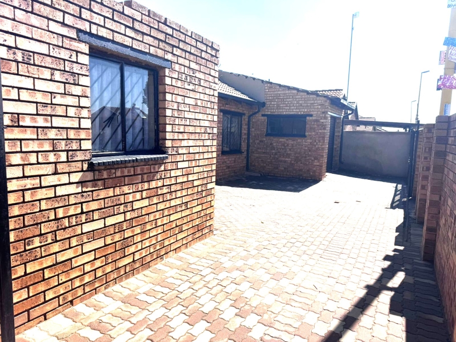 9 Bedroom Property for Sale in Ililiba Gauteng