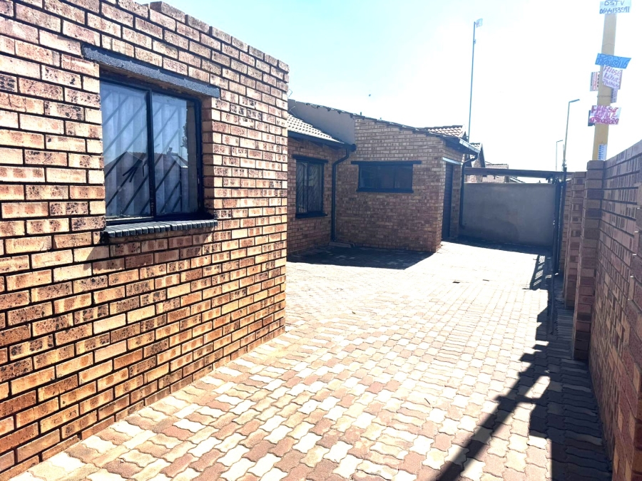 9 Bedroom Property for Sale in Ililiba Gauteng