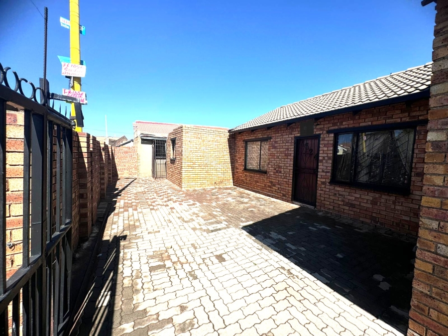 9 Bedroom Property for Sale in Ililiba Gauteng