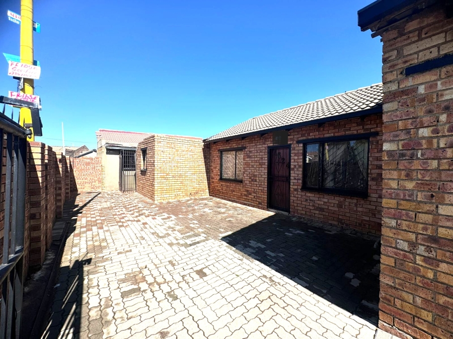 9 Bedroom Property for Sale in Ililiba Gauteng