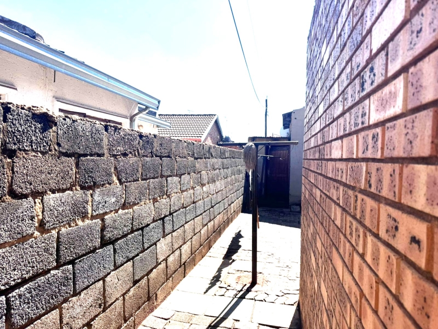 9 Bedroom Property for Sale in Ililiba Gauteng