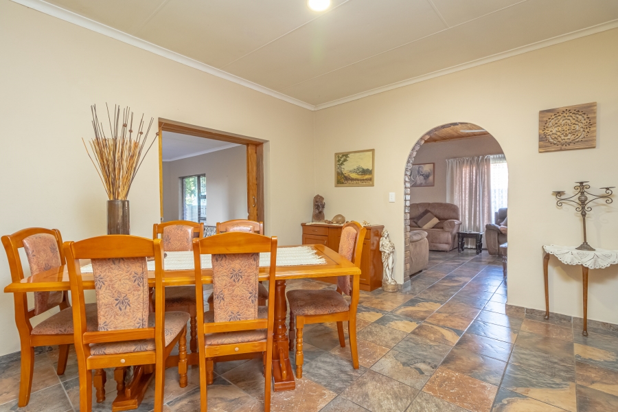 5 Bedroom Property for Sale in Rooihuiskraal Gauteng