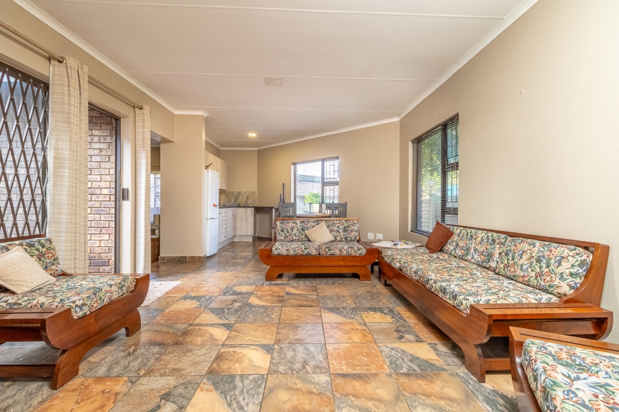 5 Bedroom Property for Sale in Rooihuiskraal Gauteng