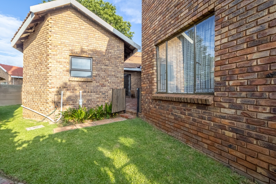 5 Bedroom Property for Sale in Rooihuiskraal Gauteng