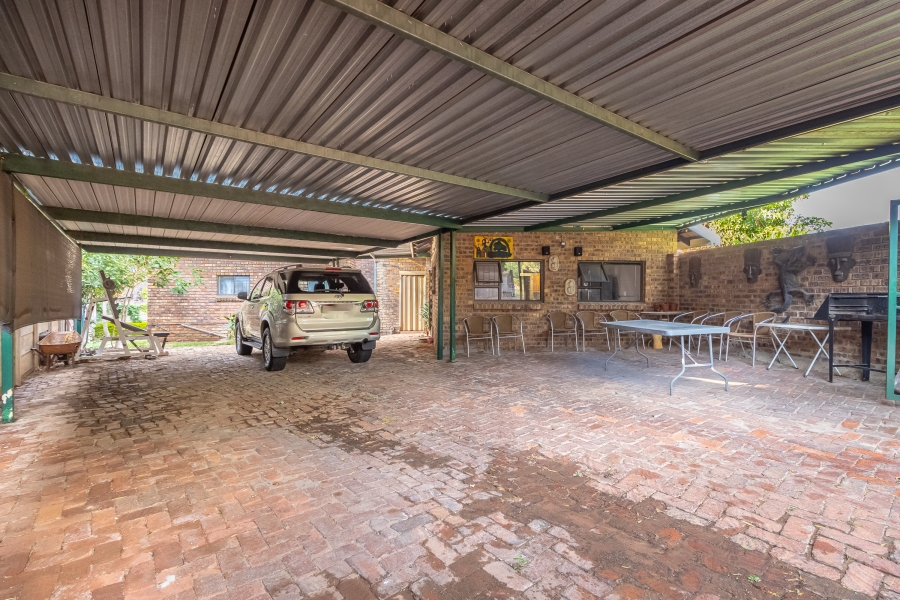 5 Bedroom Property for Sale in Rooihuiskraal Gauteng