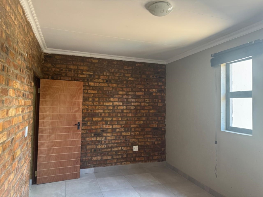 To Let 2 Bedroom Property for Rent in Sonneveld Gauteng