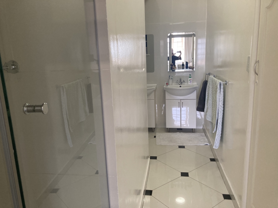 To Let 2 Bedroom Property for Rent in Houghton Estate Gauteng